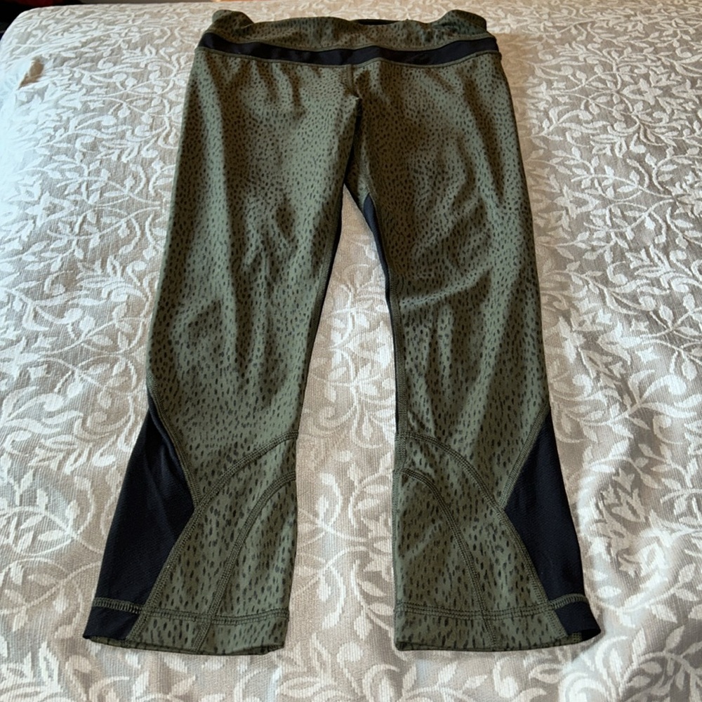 ✨ LULULEMON✨ Olive Green Spotted Print Cropped Leggings Black Mesh Insets Size 4